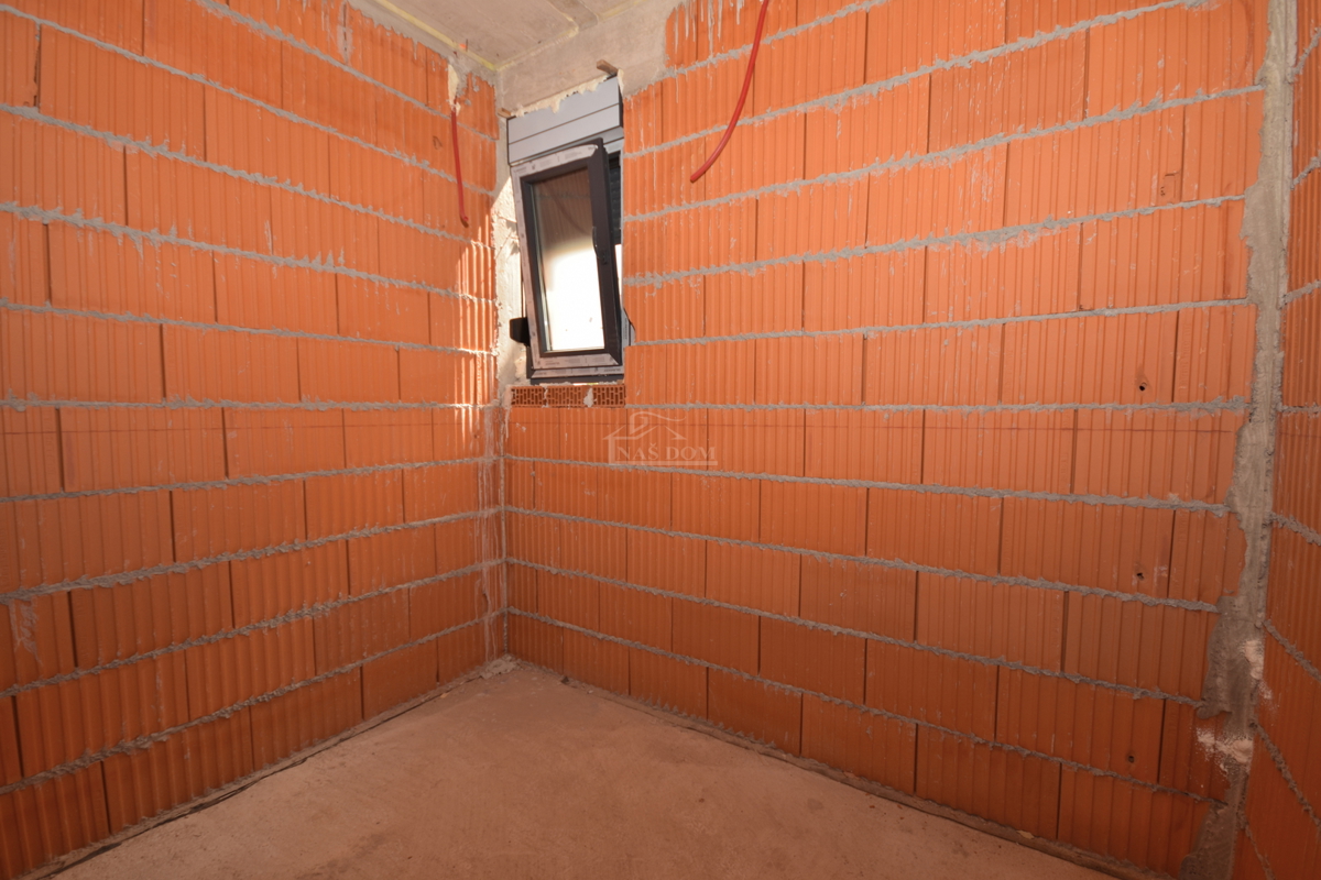 Brodarica - Stanovanje S2 v pritličju z 130 m2 vrta