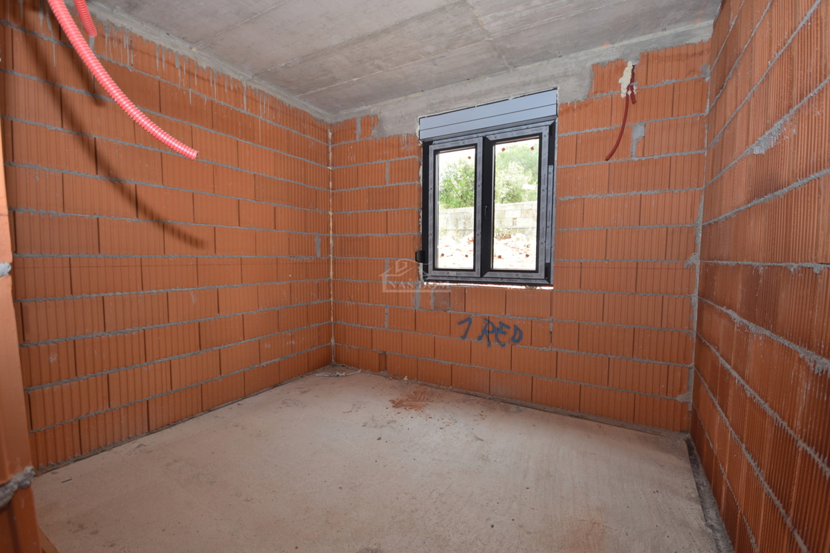 Brodarica - Stanovanje S2 v pritličju z 130 m2 vrta