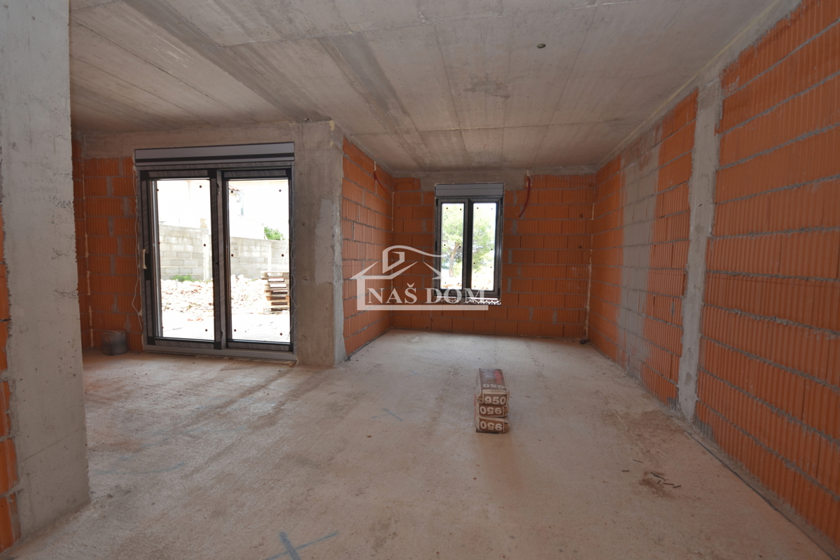 Brodarica - Stanovanje S2 v pritličju z 130 m2 vrta