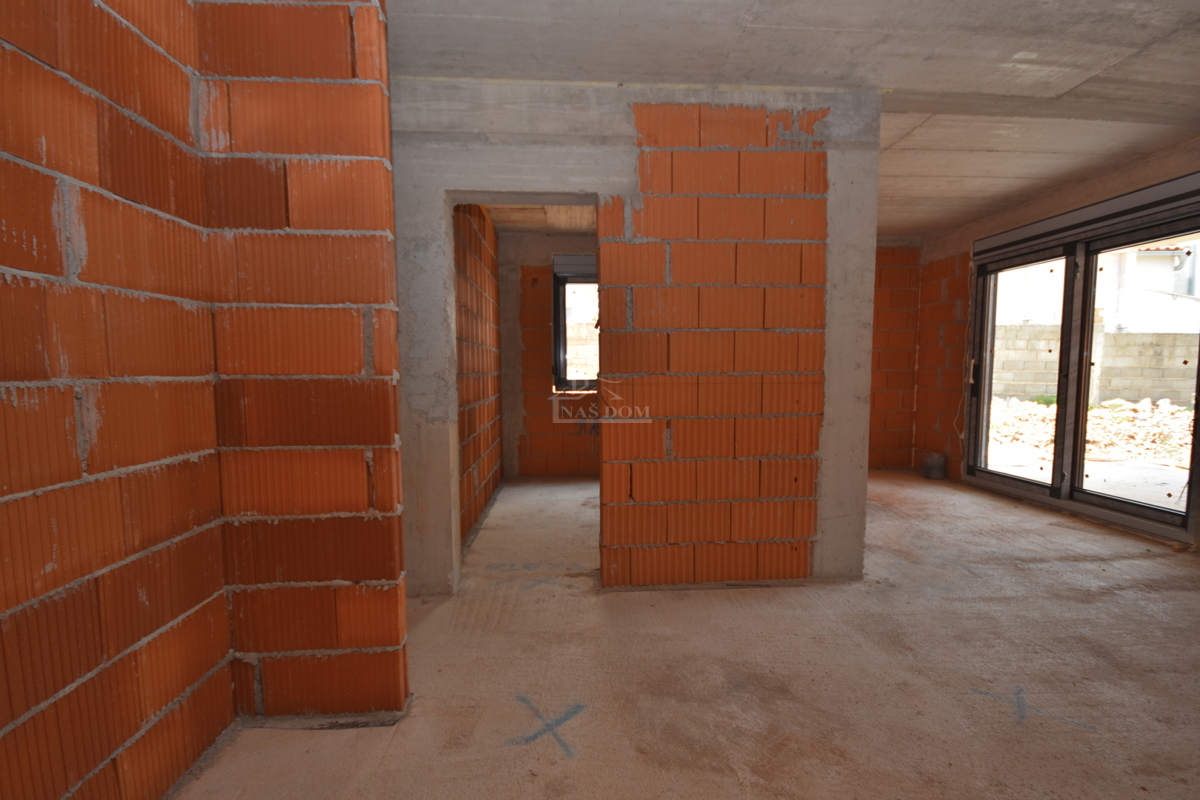 Brodarica - Stanovanje S2 v pritličju z 130 m2 vrta