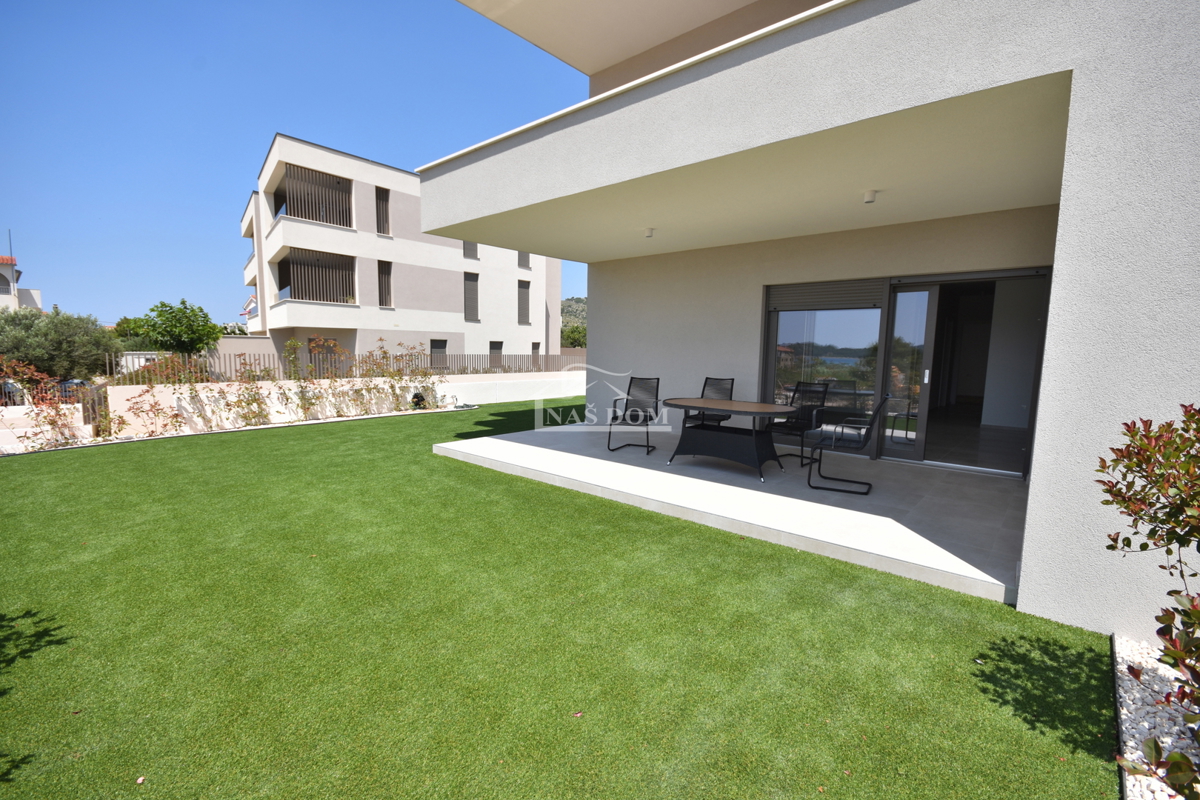 VODICE - Stanovanje S1 z vrtom, 300 m od plaže