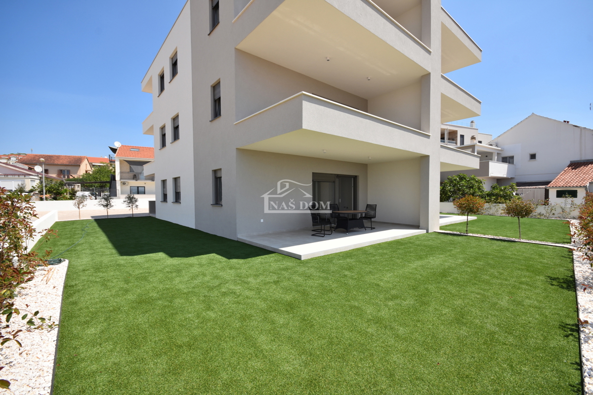 VODICE - Stanovanje S1 z vrtom, 300 m od plaže