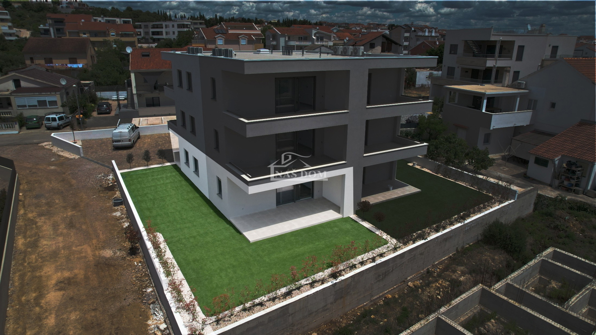 VODICE - Stanovanje S1 z vrtom, 300 m od plaže