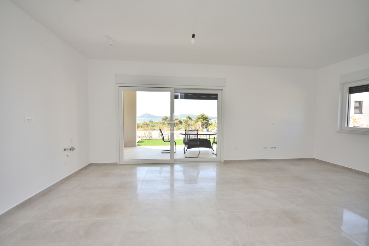 VODICE - Stanovanje S1 z vrtom, 300 m od plaže