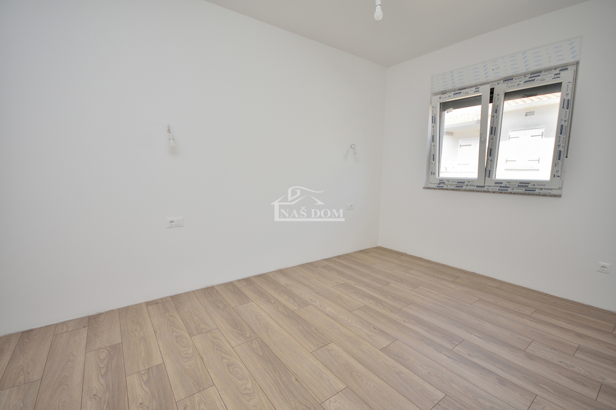 Vodice - NOVOGRADNJA, S2 hiša s strešno teraso, pogled na morje, 150 m od plaže
