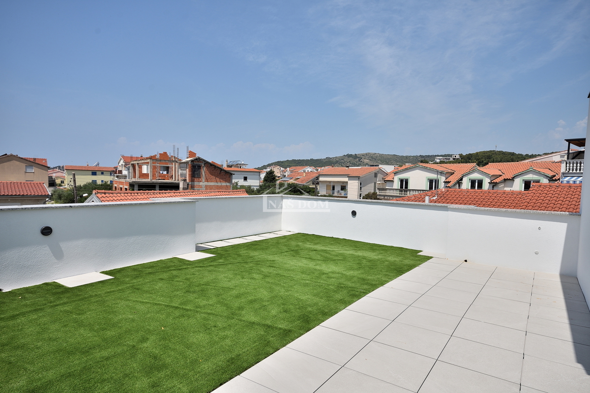 Vodice - NOVOGRADNJA, S2 hiša s strešno teraso, pogled na morje, 150 m od plaže