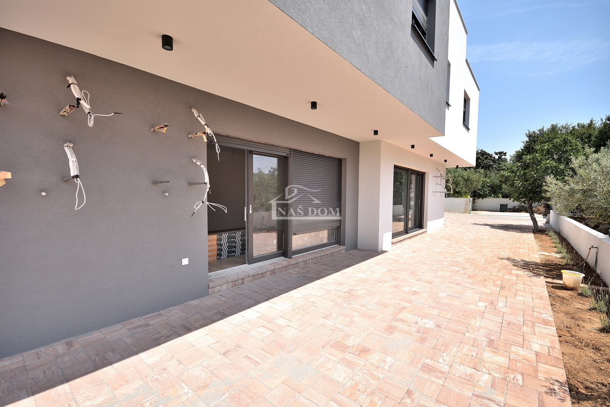Vodice - NOVOGRADNJA, S2 hiša s strešno teraso, pogled na morje, 150 m od plaže