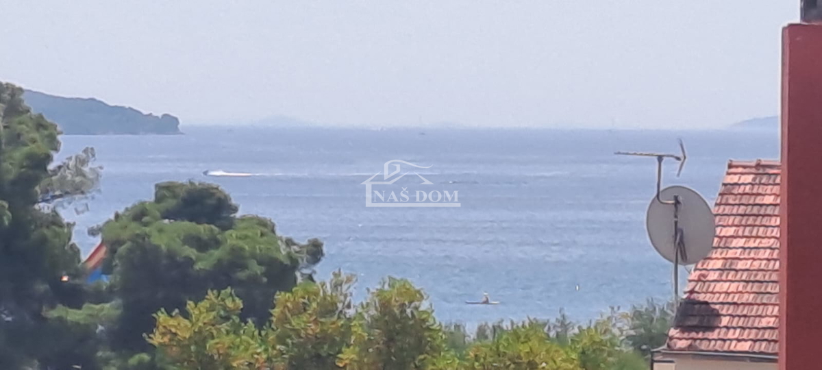 Vodice - NOVOGRADNJA, S2 hiša s strešno teraso, pogled na morje, 150 m od plaže