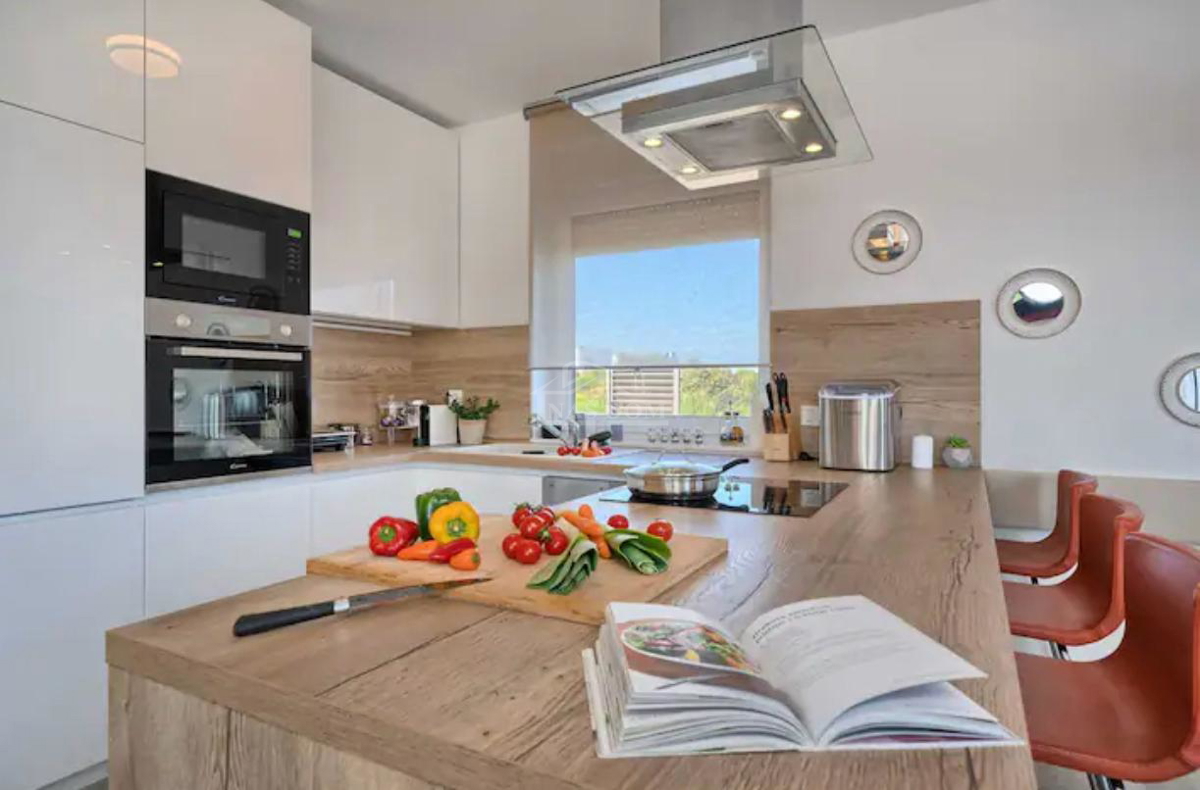 Vodice - Luksuzna vila z bazenom in strešno teraso, pogled na morje