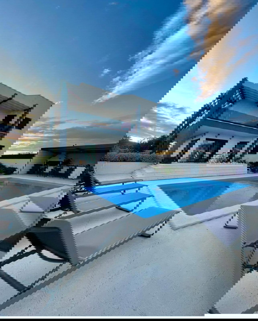 Vodice - Luksuzna vila z bazenom in strešno teraso, pogled na morje