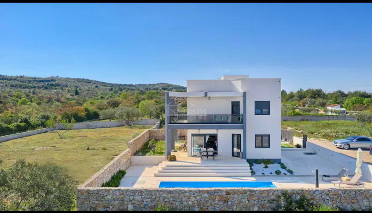 Vodice - Luksuzna vila z bazenom in strešno teraso, pogled na morje