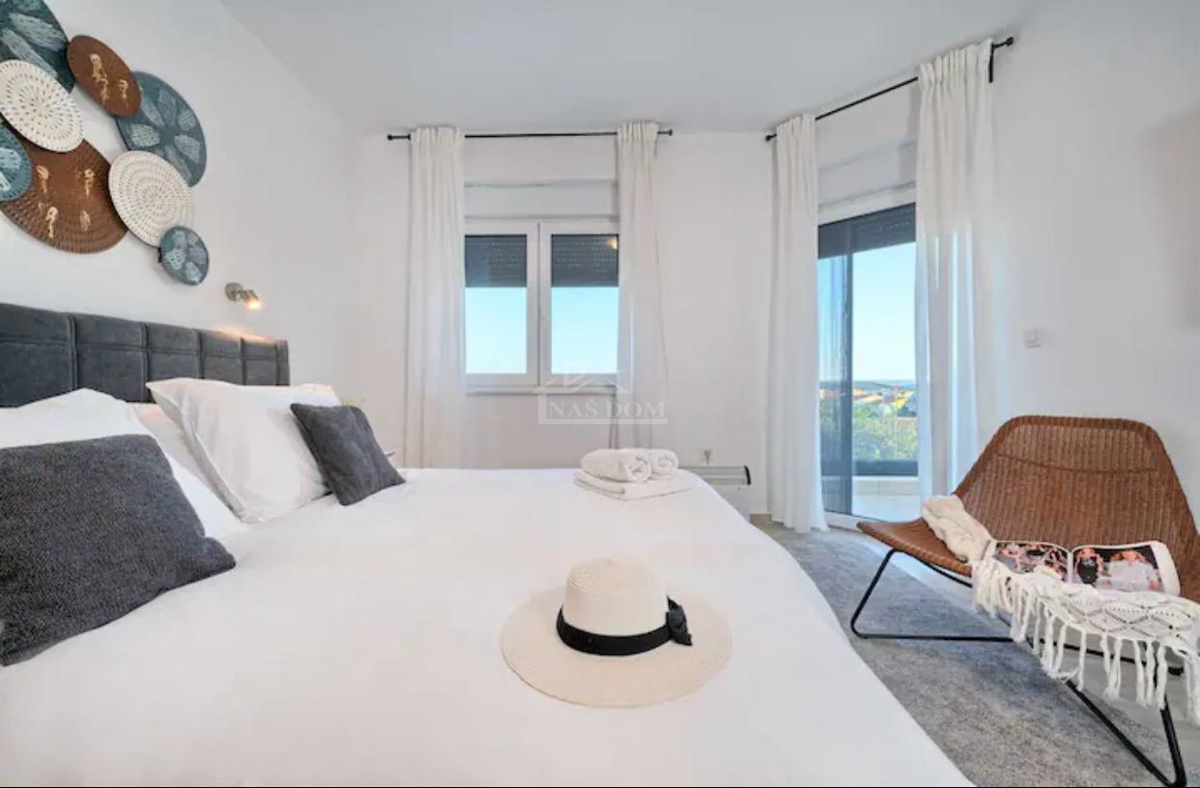 Vodice - Luksuzna vila z bazenom in strešno teraso, pogled na morje