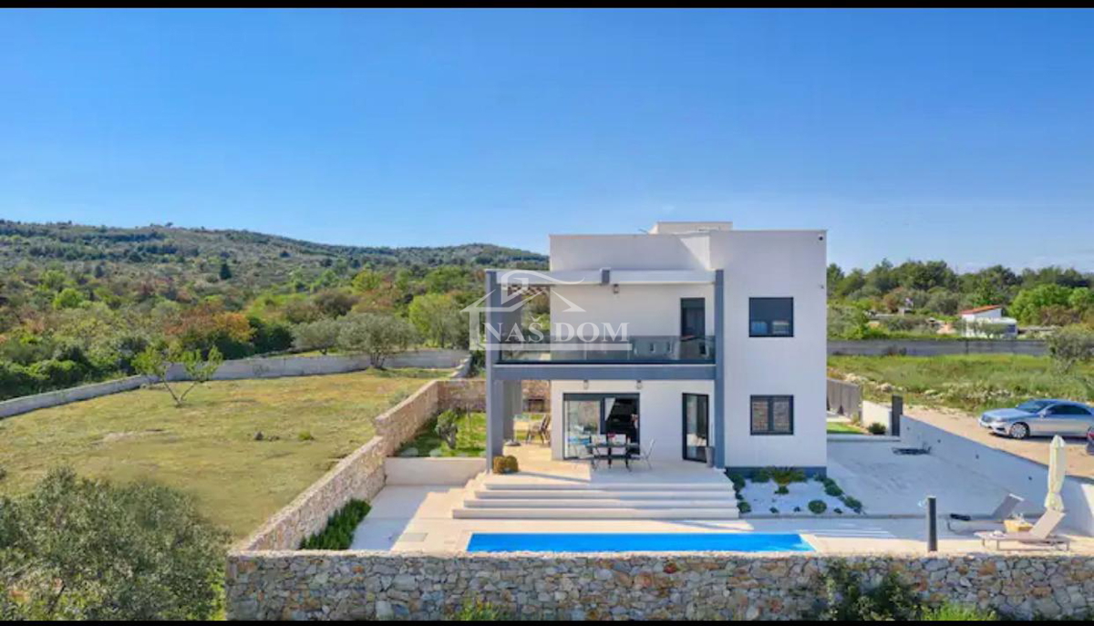 Vodice - Luksuzna vila z bazenom in strešno teraso, pogled na morje