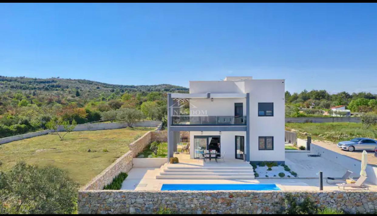 Vodice - Luksuzna vila z bazenom in strešno teraso, pogled na morje