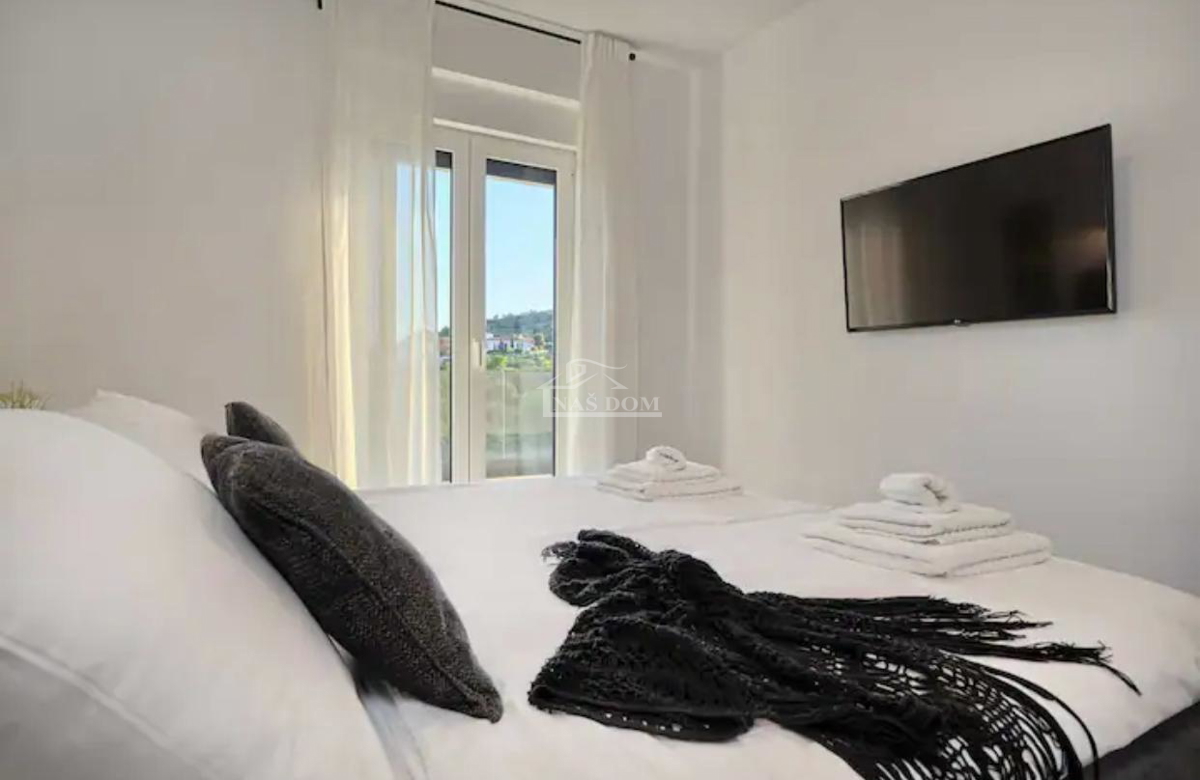 Vodice - Luksuzna vila z bazenom in strešno teraso, pogled na morje