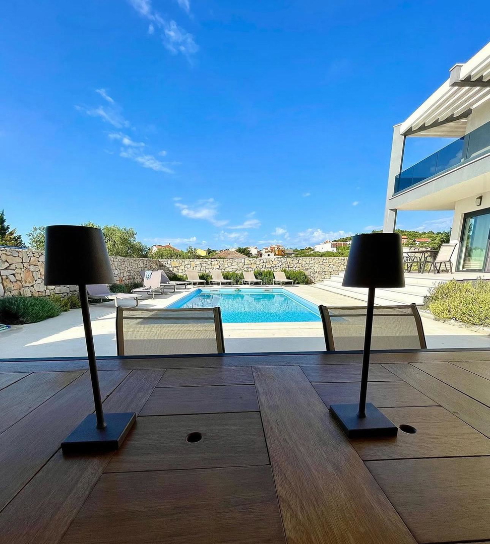 Vodice - Luksuzna vila z bazenom in strešno teraso, pogled na morje