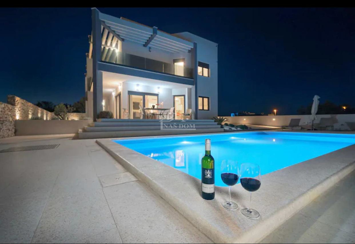 Vodice - Luksuzna vila z bazenom in strešno teraso, pogled na morje