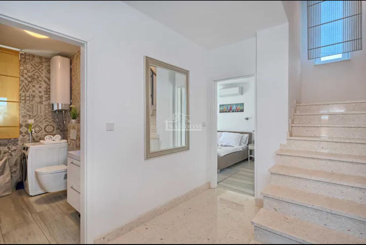 Vodice - Luksuzna vila z bazenom in strešno teraso, pogled na morje