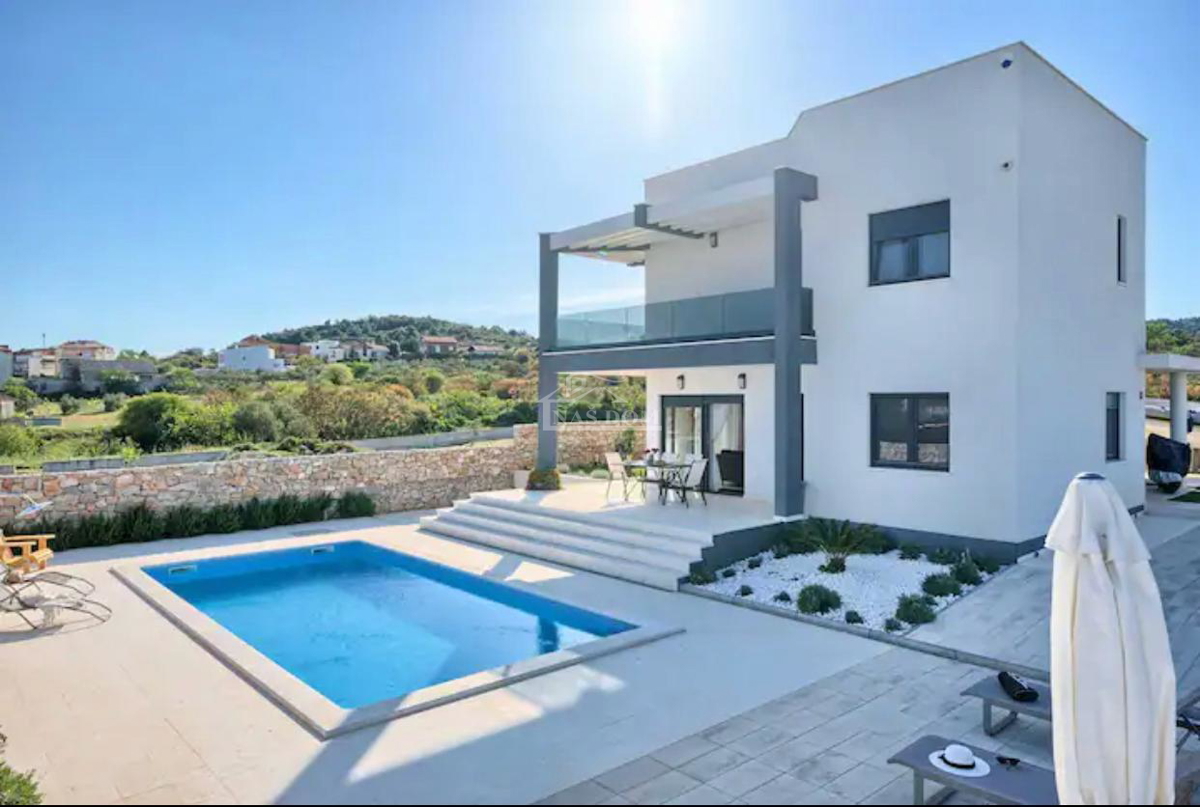 Vodice - Luksuzna vila z bazenom in strešno teraso, pogled na morje