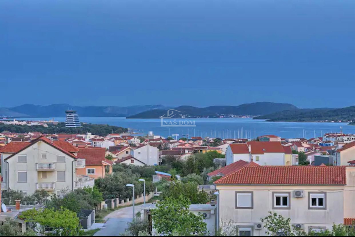 Vodice - Luksuzna vila z bazenom in strešno teraso, pogled na morje