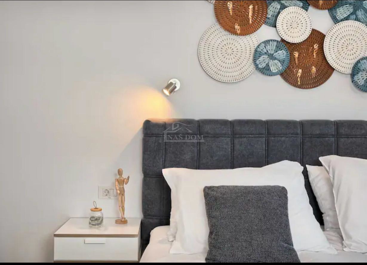 Vodice - Luksuzna vila z bazenom in strešno teraso, pogled na morje