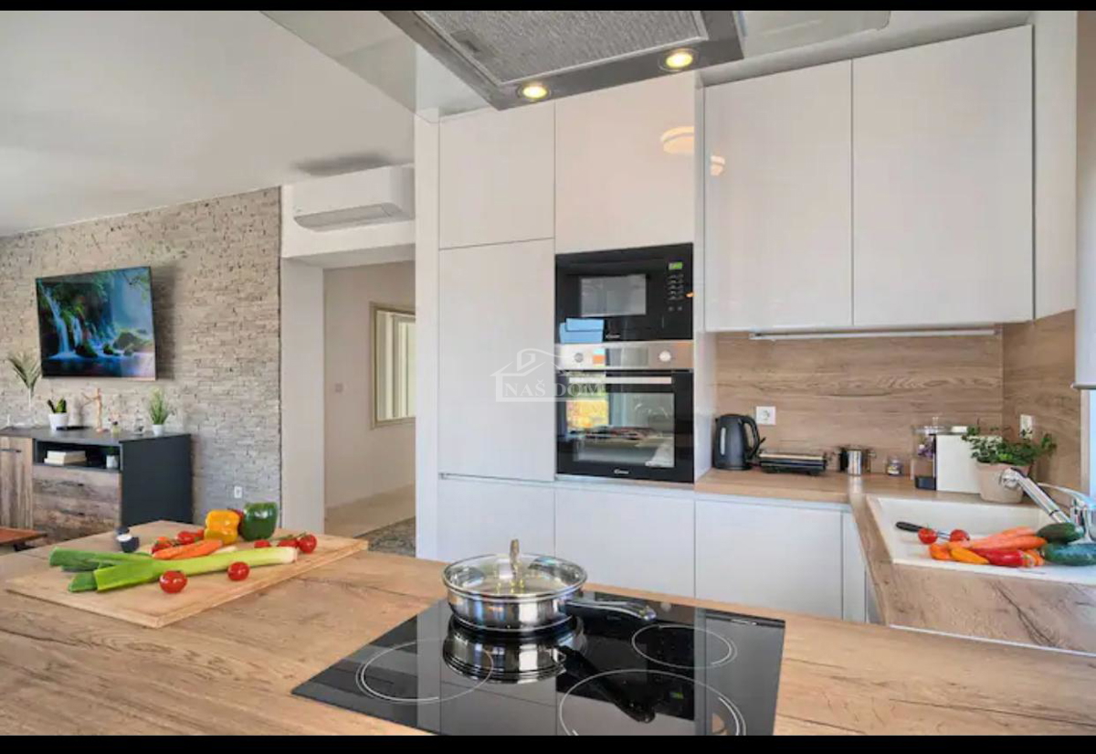 Vodice - Luksuzna vila z bazenom in strešno teraso, pogled na morje