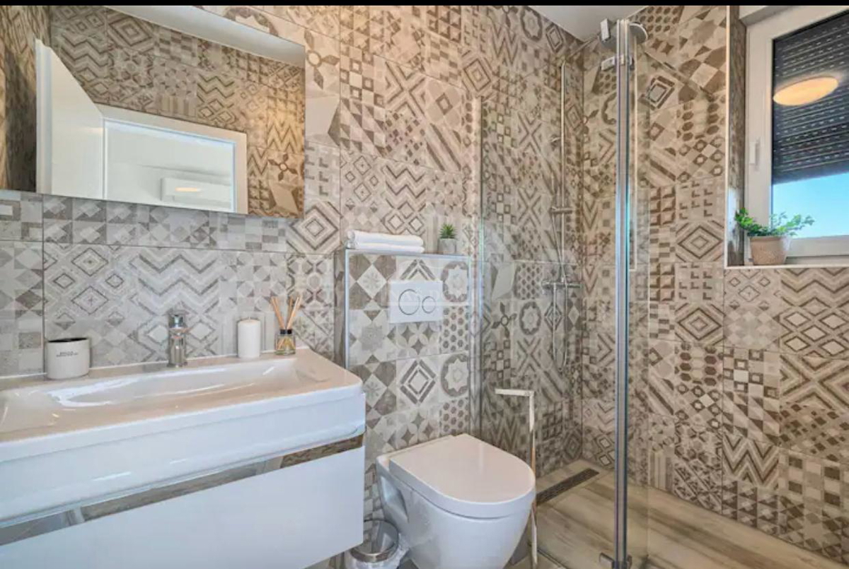 Vodice - Luksuzna vila z bazenom in strešno teraso, pogled na morje