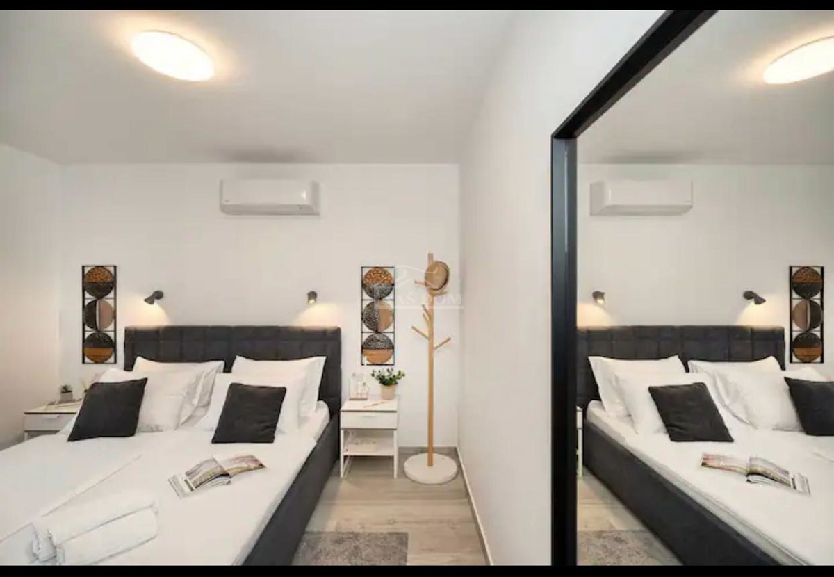 Vodice - Luksuzna vila z bazenom in strešno teraso, pogled na morje