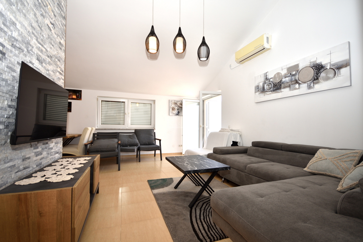 Vodice - nadstropje stavbe z 2 stanovanji