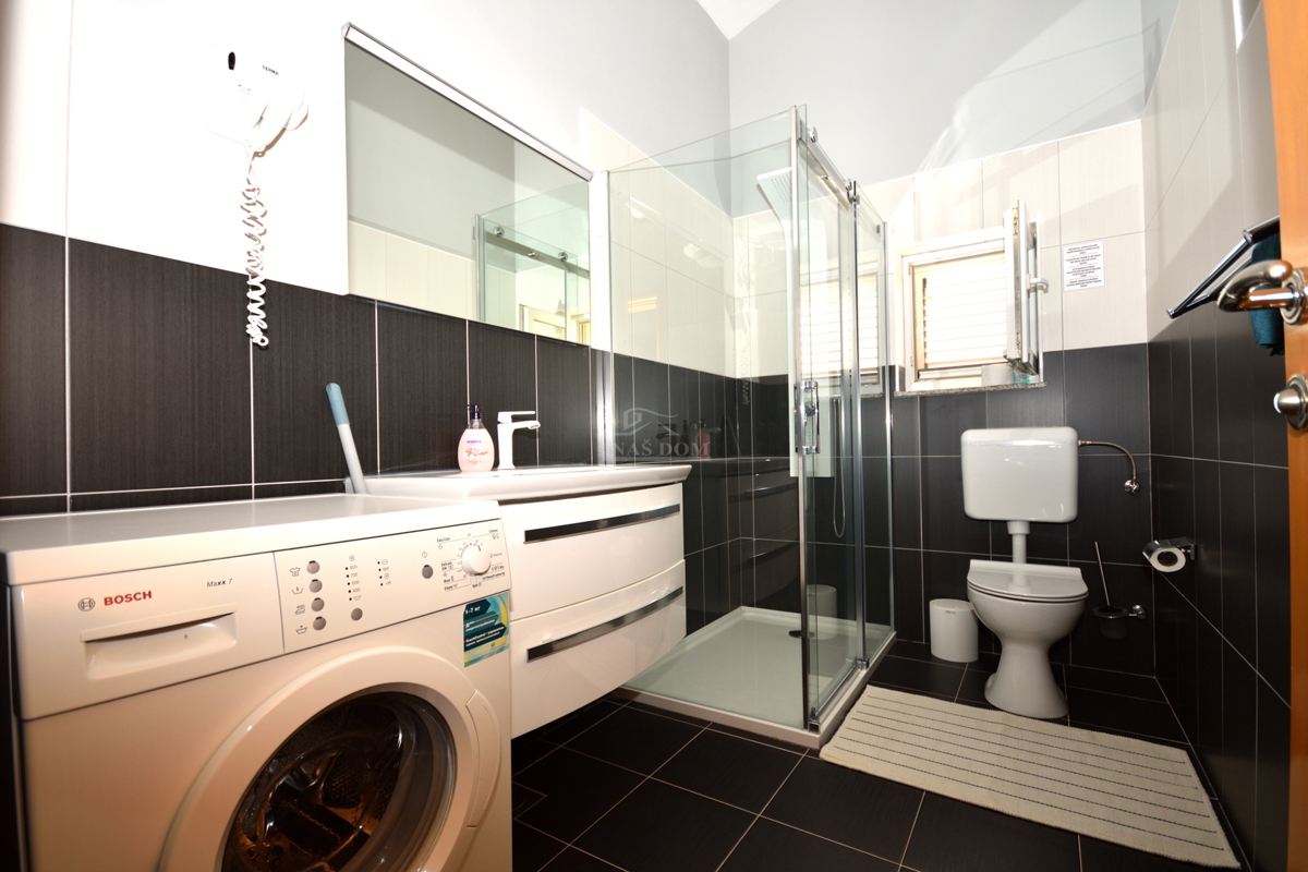 Vodice - nadstropje stavbe z 2 stanovanji