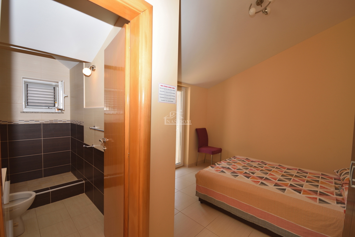 Vodice - nadstropje stavbe z 2 stanovanji