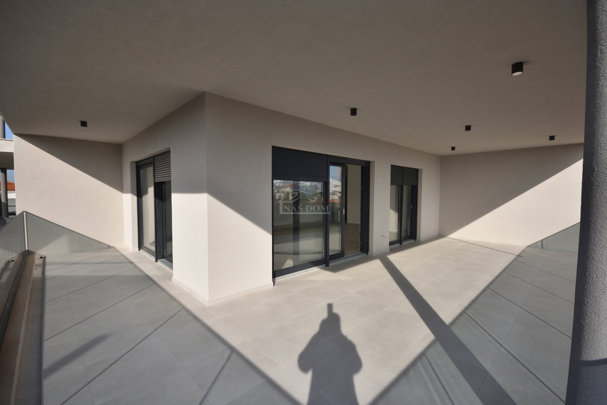 Tribunj - Luksuzno stanovanje S4 v prvem nadstropju, le 250 m od plaže