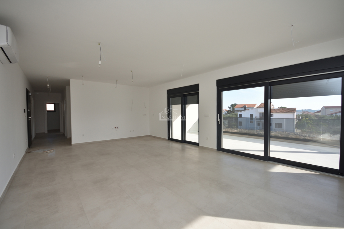 Tribunj - Luksuzno stanovanje S4 v prvem nadstropju, le 250 m od plaže