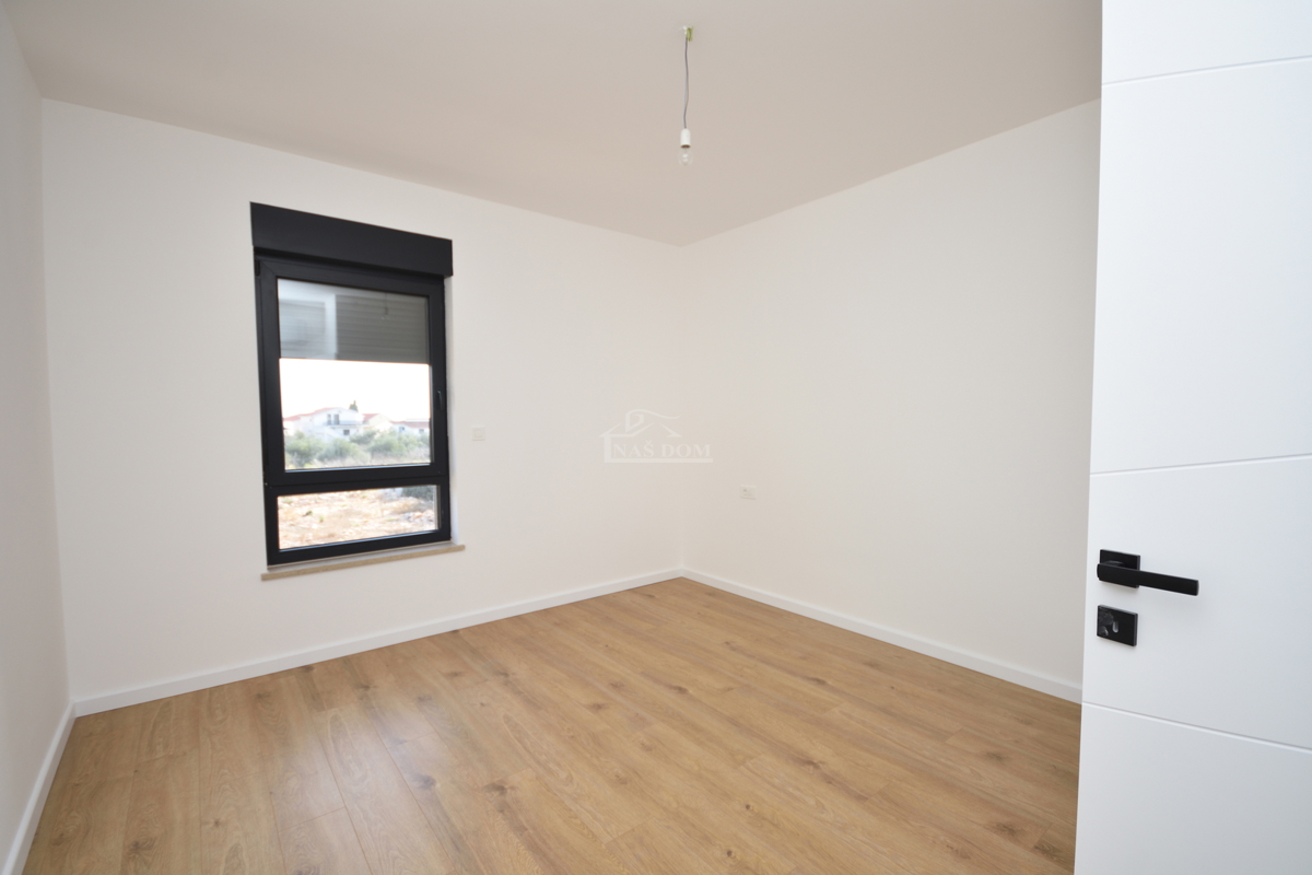 Tribunj - Luksuzno stanovanje S4 v prvem nadstropju, le 250 m od plaže