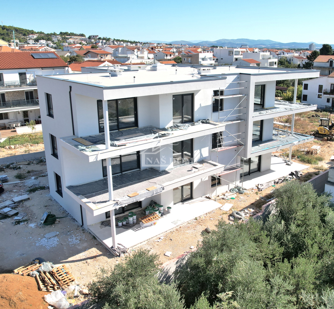 Tribunj - Luksuzno stanovanje S4 v prvem nadstropju, le 250 m od plaže