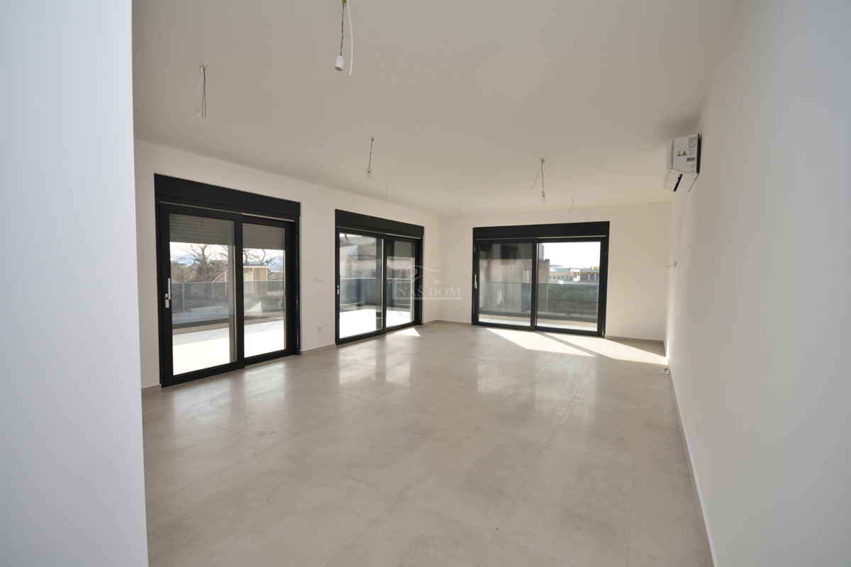 Tribunj - Luksuzno stanovanje S4 v prvem nadstropju, le 250 m od plaže