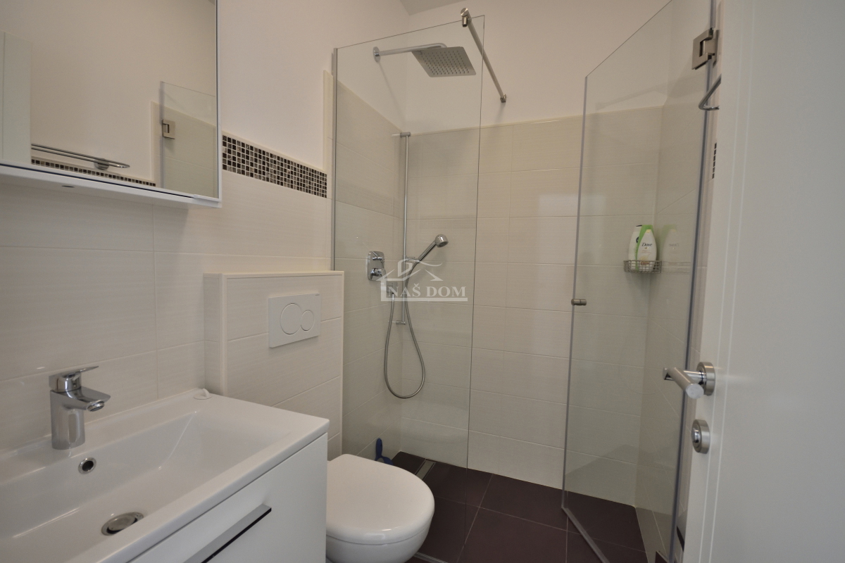 Srima, Vodice - Hiša s 4 apartmaji in bazenom, 800 m od plaže