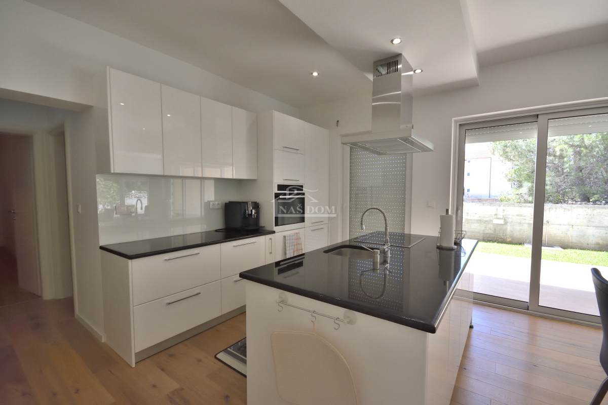 Srima, Vodice - Hiša s 4 apartmaji in bazenom, 800 m od plaže