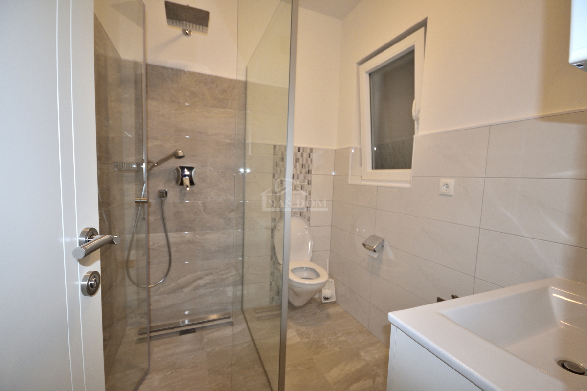 Srima, Vodice - Hiša s 4 apartmaji in bazenom, 800 m od plaže