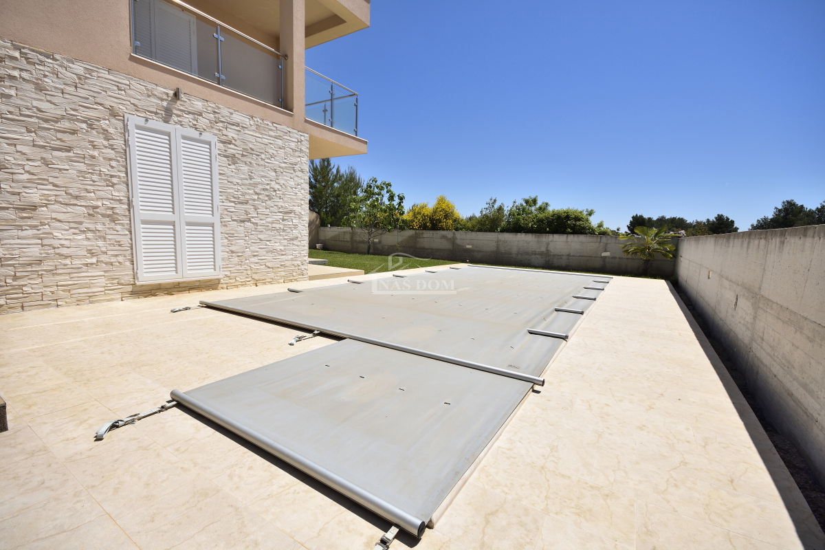 Srima, Vodice - Hiša s 4 apartmaji in bazenom, 800 m od plaže