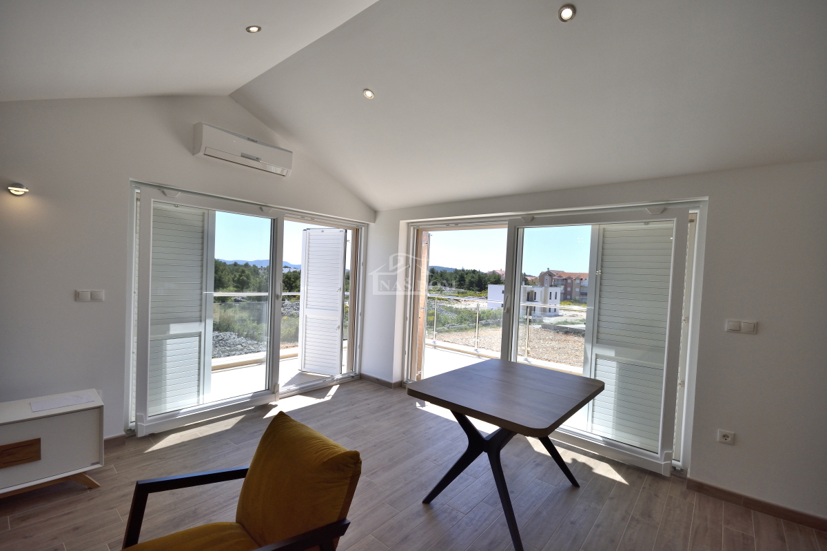 Srima, Vodice - Hiša s 4 apartmaji in bazenom, 800 m od plaže