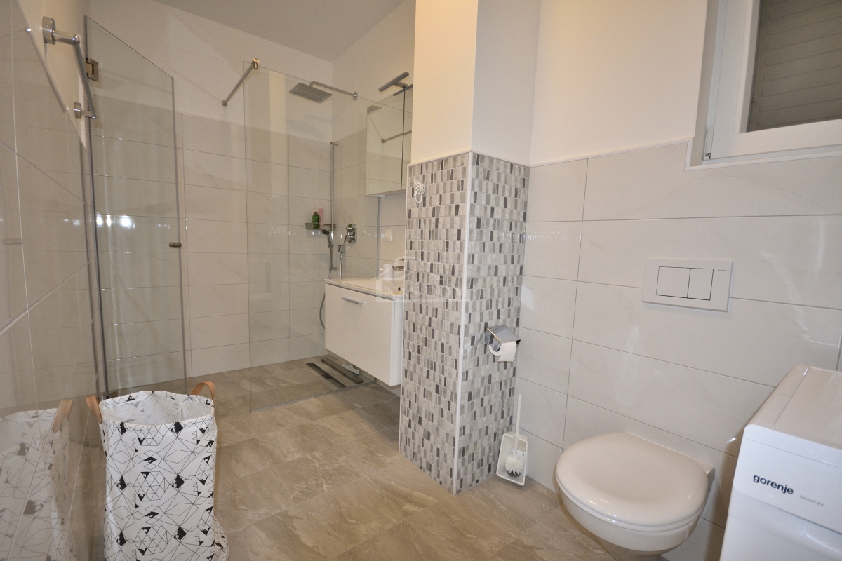 Srima, Vodice - Hiša s 4 apartmaji in bazenom, 800 m od plaže