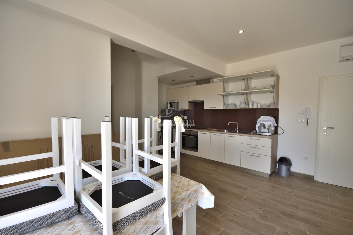 Srima, Vodice - Hiša s 4 apartmaji in bazenom, 800 m od plaže