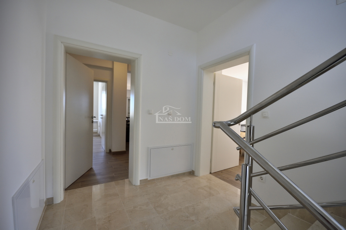 Srima, Vodice - Hiša s 4 apartmaji in bazenom, 800 m od plaže