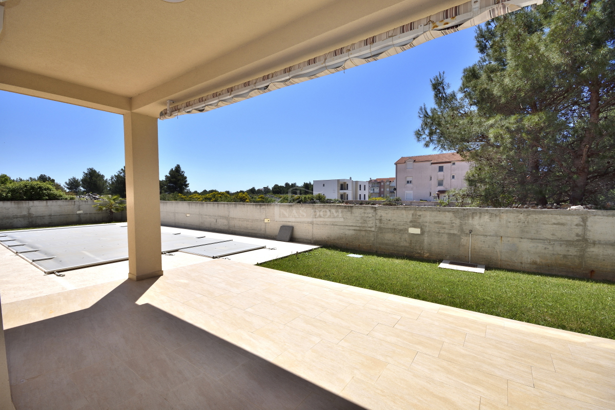 Srima, Vodice - Hiša s 4 apartmaji in bazenom, 800 m od plaže