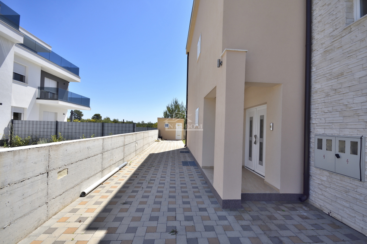 Srima, Vodice - Hiša s 4 apartmaji in bazenom, 800 m od plaže