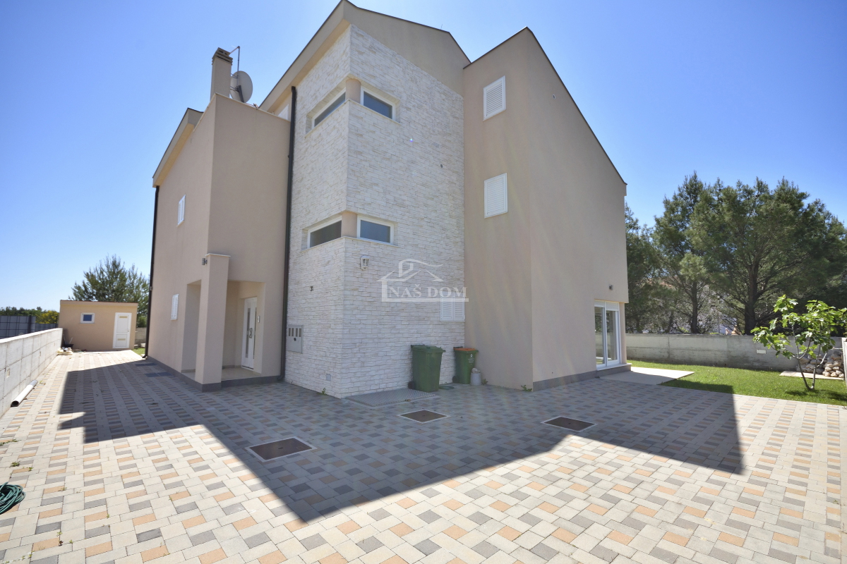 Srima, Vodice - Hiša s 4 apartmaji in bazenom, 800 m od plaže