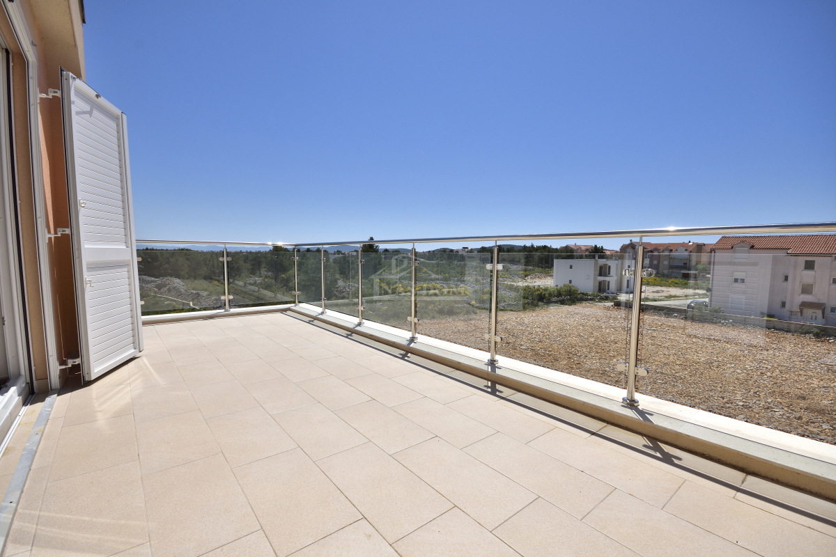 Srima, Vodice - Hiša s 4 apartmaji in bazenom, 800 m od plaže