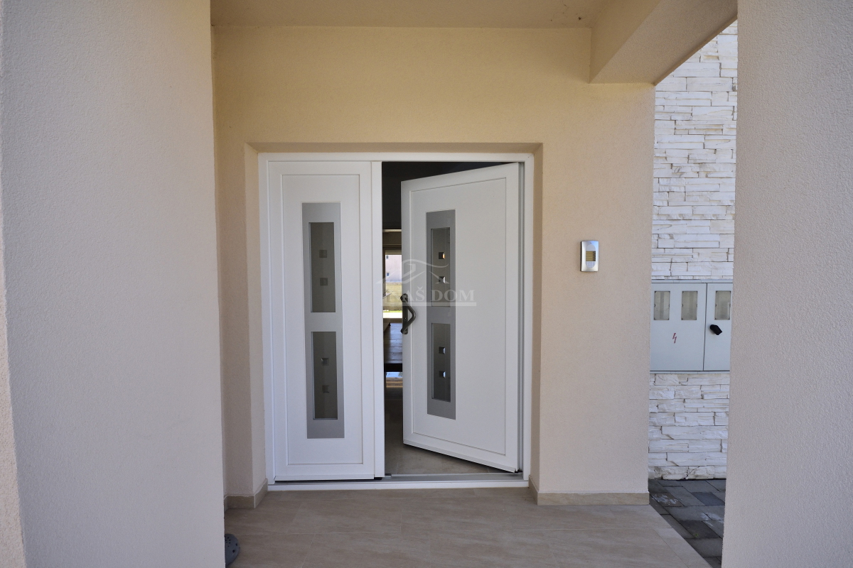 Srima, Vodice - Hiša s 4 apartmaji in bazenom, 800 m od plaže