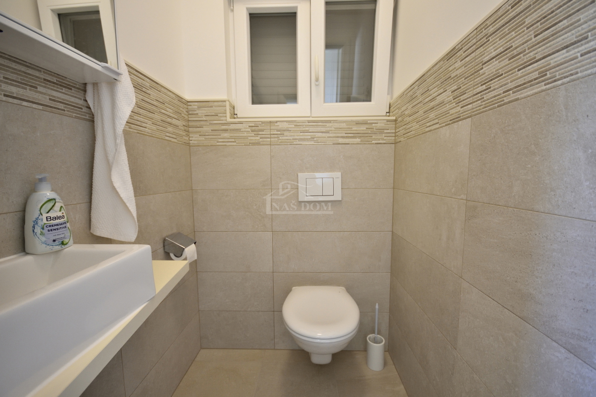 Srima, Vodice - Hiša s 4 apartmaji in bazenom, 800 m od plaže